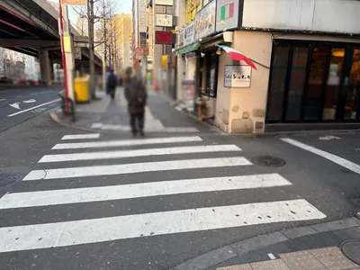 美ノ間 （ビノマ）への道順 3／6：一つ目の路地を越えて直進を続けます。