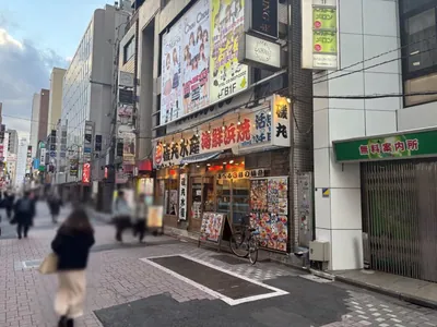 シュシュへの道順 6／6：少し進むと右手に上野シュシュが入る「大国屋ビル」があります。