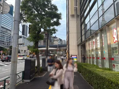 ルクシアへの道順 2／7：道路を左手に直進します。