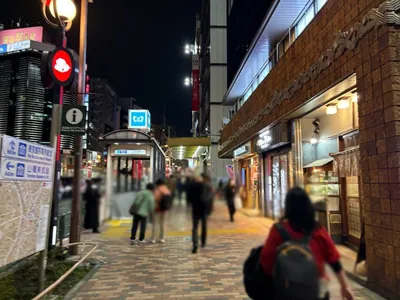 XX （トゥーエックス）への道順 4／10：横断歩道を渡ったら左折します。