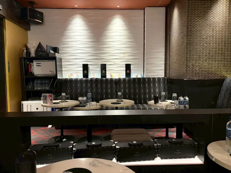 六乃華　（ロクノハナ）の店内
