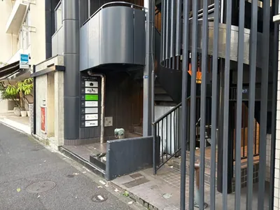 37 （サンナナ）への道順 8／8：少し進むと右手に広尾37の入る「プランドール南麻布」があります。