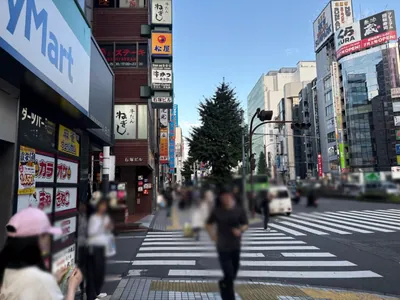 アップス （UP’s）への道順 6／11：一つ目の左手路地を越えて直進します。。