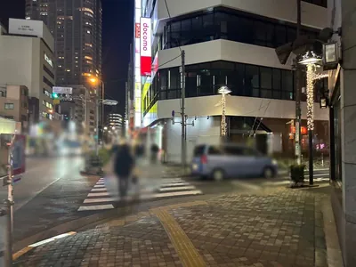 フェリスへの道順 5／8：三つ目の路地を横断歩道を渡って右折します。
