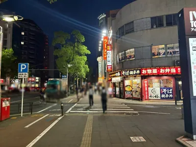 B4 （ビーフォー）への道順 8／10：三つ目の横断歩道を渡って直進します。