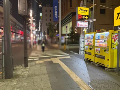 ファブリックセブン7への道順 2／4：駅を背中に道路を左手に直進します。
