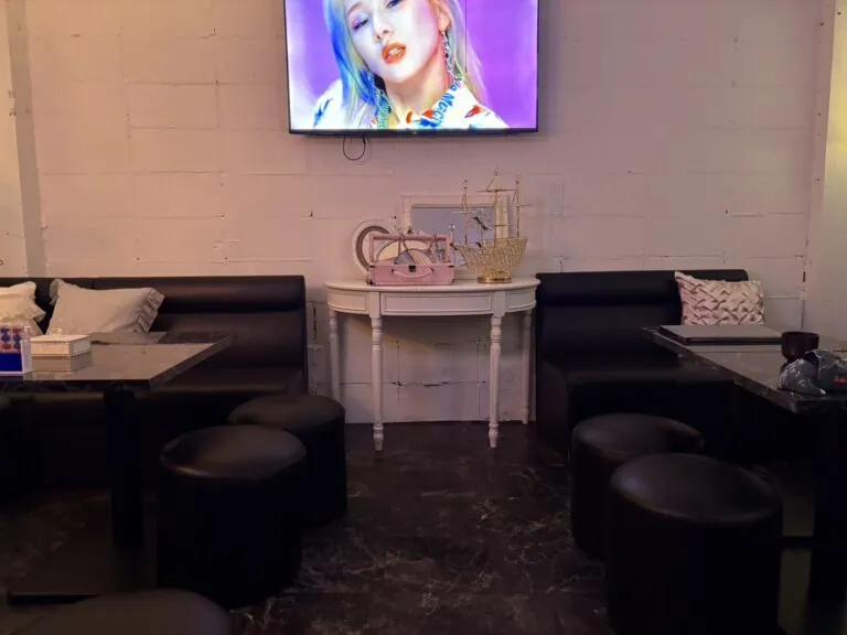 ティアラの店内