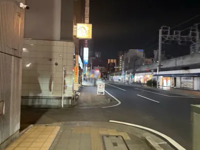 グランヴァレへの道順 10／17：一つ目の左手路地を越えて直進します。
