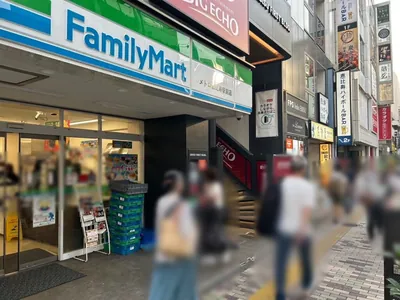 ガストンへの道順 4／4：直進をすると左手に恵比寿ガストンの入る「エビスファーストビル」があります。