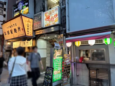 エースへの道順 4／4：路地を越えて少し進むと右手に渋谷エースの入る「MMビル」があります。