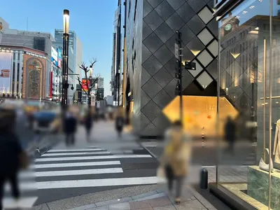 ギンコイへの道順 2／6：駅を背にして、右手路地を右折します。