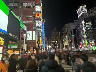 ハルへの道順 6／8：左手一つ目路地を左折して、さくら通りを進みます。
