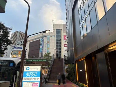 別世界 （ベツセカイ）への道順 2／13：駅を背中にして右へ進みます。