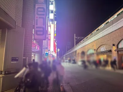 吉祥寺　ビーへの道順 3／5：線路を右手に直進します。