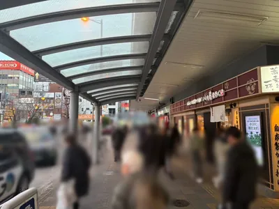 ララァへの道順 2／8：駅を背にして右に進みます。