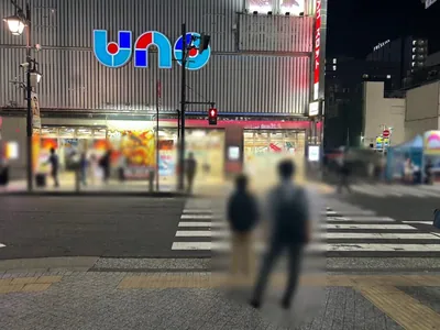美少女アカデミア （ビショウジョアカデミア）への道順 3／6：渡ったらすぐ左手の横断歩道を渡り、右折します。