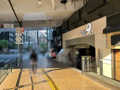 アジトへの道順 4／7：直進して高架下をくぐります。