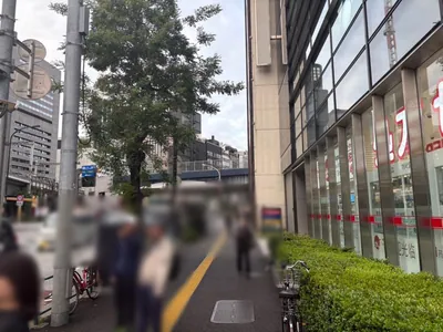ヘラクレスへの道順 2／7：道路を左手に直進します。
