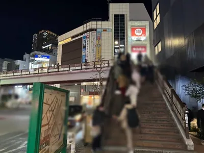 プリシラへの道順 2／8：駅を背中にして右へ進むと正面に歩道橋が出てくるので階段を上ります。