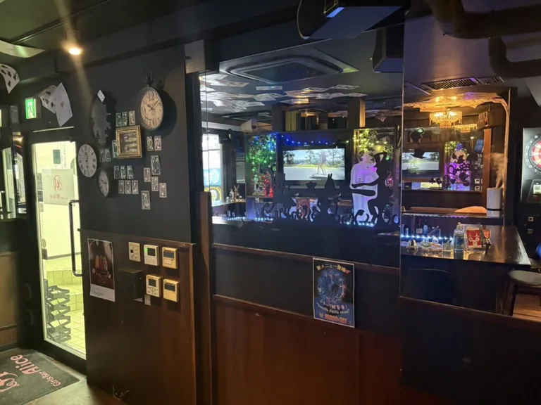 千歳烏山 アリスの店内