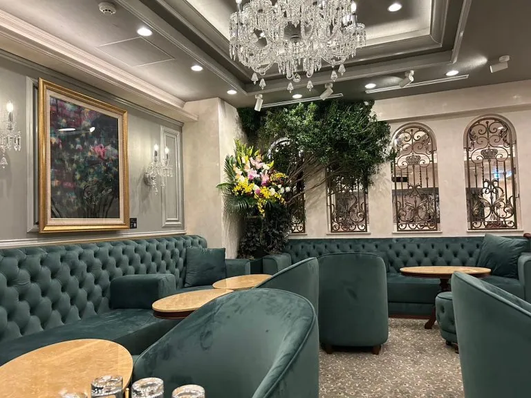 王族 （オウゾク）の店内