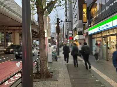 チックへの道順 2／6：道路を左手に直進します。