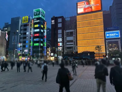 カリンへの道順 2／8：駅を背にして正面に進みます。