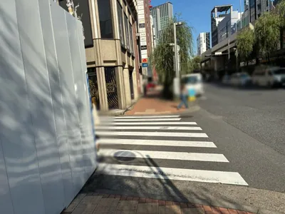 ロッカクアンへの道順 6／13：左手一つ目の路地を越えて直進します。