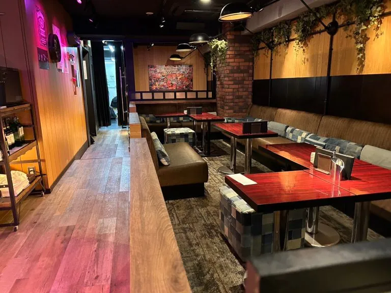 B4 （ビーフォー）の店内