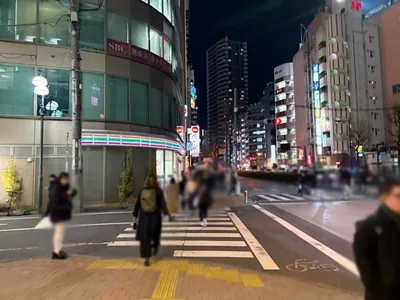 グランクラスへの道順 3／6：一つ目の横断歩道を渡り直進します。