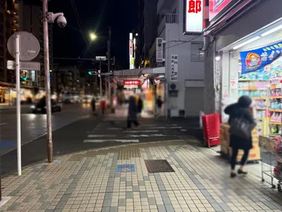 ビーチへの道順 4／8：右手一つ目の路地を越えて直進を続けます。