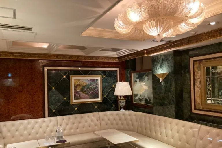 ロイヤルガーデンの店内