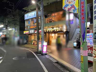 経堂　プラスへの道順 5／5：経堂本町通りに入ってすぐ右手が経堂プラスの入る「遠州ビル」です。