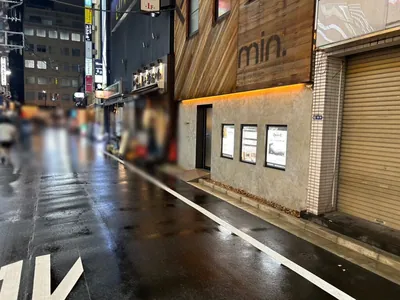 エピカへの道順 8／8：直進して、少し進むと右手に五反田エピカの入るビルがあります。