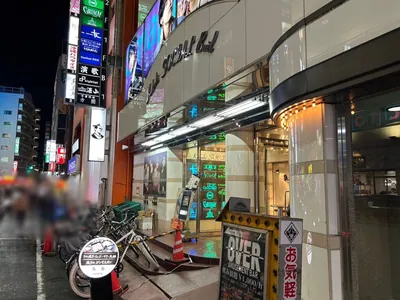 エッグへの道順 12／12：少し歩くと右手に歌舞伎町エッグの入るビルがあります。