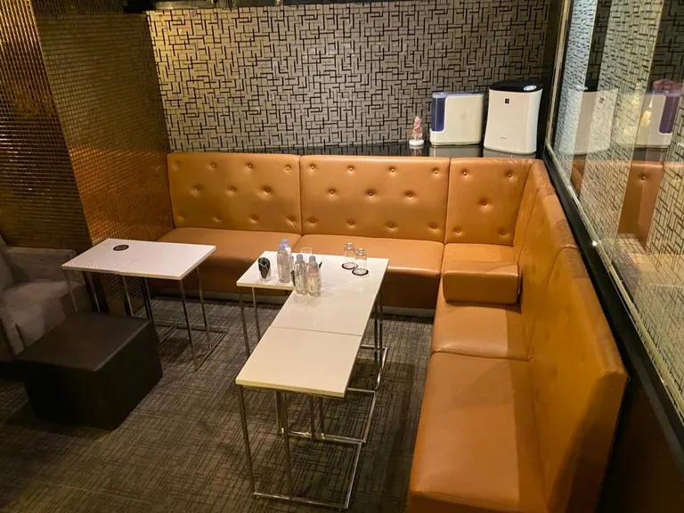 三鷹　シンの店内
