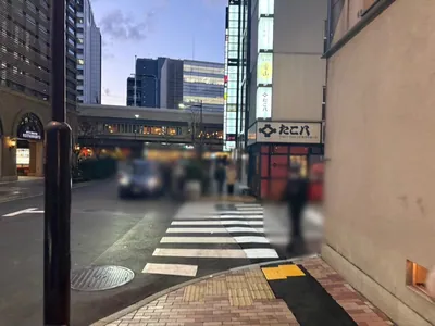 ラウンジへの道順 9／10：左折後、一つ目路地を右折します。