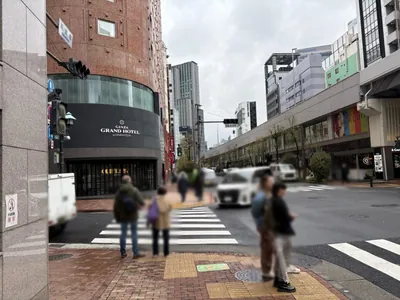 チックへの道順 7／10：二つ目の横断歩道を渡って左折します。