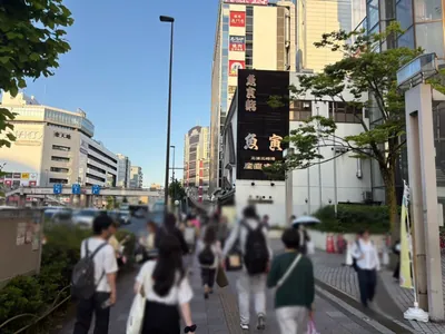 ドンピーへの道順 4／10：横断歩道を渡ったら左折します。
