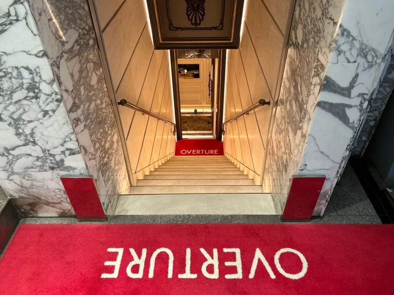 オーバーチュアの店内