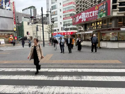 アバターへの道順 2／6：正面の横断歩道を渡ります。