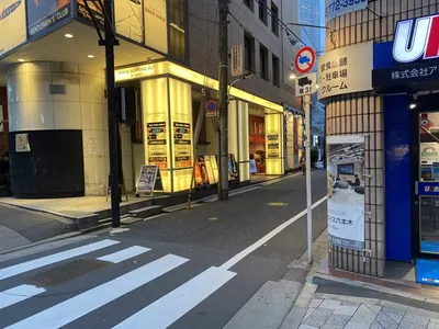 エンカウンター （jazz lounge en counter 六本木 本店）への道順 3／4：横断歩道を渡ったら進行方向左手の横断歩道を渡ります。