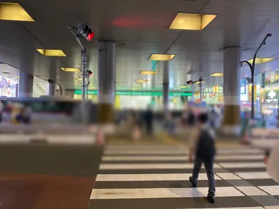 ファイブへの道順 3／7：ガード下の横断歩道を渡ります。