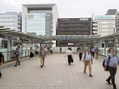エルミネへの道順 2／7：駅を出て正面に進みます。