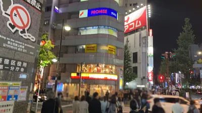 ファブリックへの道順 7／10：「新宿区役所」の交差点に出たら左折します。