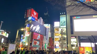 セントラルガーデンへの道順 1／5：新宿駅東口を出たら正面のアルタ側へ歩きます。