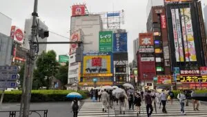 ティアラへの道順 2／8：目の前にマツモトキヨシがあるのでマツモトキヨシ側へ渡ります。
