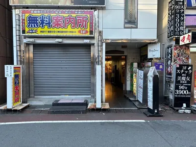 ベレッザへの道順 3／3：道路を進み、すぐ左手に神田ベレッザの入るビルがあります。