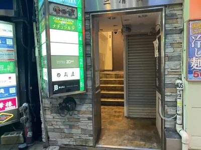 バージュへの道順 5／5：日高屋の脇が六本木バ―ジュの入り口です。