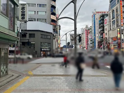 ボンドへの道順 3／4：「上野広小路」の交差点に出たら横断歩道を渡らずに左折します。